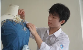 Chàng trai lớp 11 'hồi sinh' đồ jeans cũ