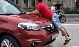 Xôn xao clip người đàn ông bám nắp capo trên chiếc xe đang chạy