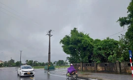 Cột điện 'chình ình' giữa ngã ba đường thành phố Hà Tĩnh bao giờ được di dời?