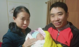 Phát hiện bé gái sơ sinh bị bỏ rơi trước cổng nhà dân