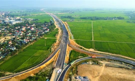 Ngắm cao tốc Bắc - Nam qua Hà Tĩnh trước ngày thông xe