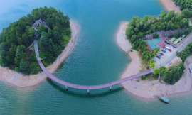 Mê mẩn cảnh đẹp trong lòng hồ Kẻ Gỗ 