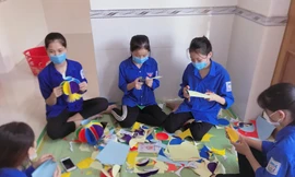 Làm đèn lồng từ ống hút, bán khẩu trang gây quỹ tặng quà Trung thu cho trẻ em nghèo 