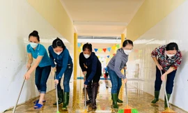 Xúc động cảnh giáo viên lội bùn hối hả dọn trường sau lũ