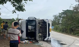 Xe đầu kéo mất lái lật giữa đường, quốc lộ ùn tắc nhiều giờ