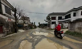 Đường xuống cấp, chi chít “ổ voi" như bẫy người tham gia giao thông