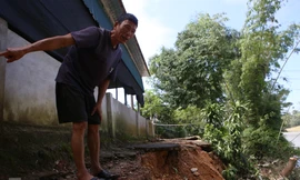 Sông lấn làng, nhà dân chênh vênh bên miệng ‘hà bá’