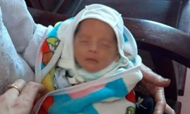 Bé trai sơ sinh bị bỏ rơi trước cổng nhà dân