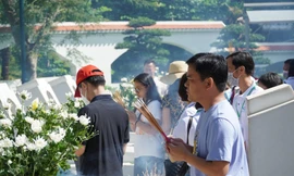 Tháng 7 rưng rưng bên '10 đóa hoa Đồng Lộc'