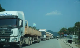 Xe tải gặp sự cố trên đường lên cửa khẩu Cầu Treo, phương tiện ách tắc nối dài