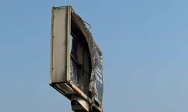 Cột quảng cáo rách nát, trơ khung gây mất mỹ quan khu du lịch 