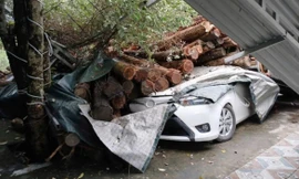 Xe đầu kéo lật trên quốc lộ, đè ô tô bẹp dúm