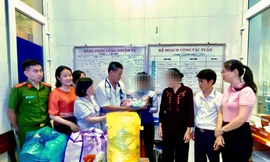 Bé trai sơ sinh bị bỏ rơi ở bờ ruộng được gia đình đón về chăm sóc