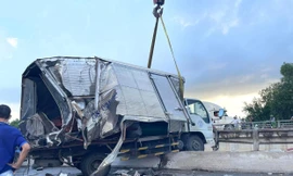 Xe tải nằm 'vắt vẻo' trên thành cầu sau tai nạn liên hoàn