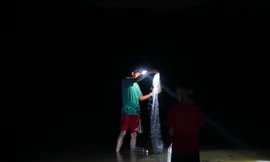 Nước sông cạn, người dân đội đèn bắt cá trong đêm