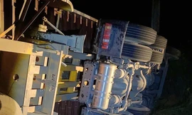 Lật xe đầu kéo, tài xế mắc kẹt tử vong