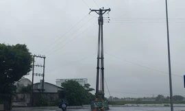 Cột điện 'chình ình' giữa ngã ba đường thành phố Hà Tĩnh