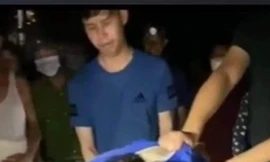 Cụ ông bị hàng xóm chém chết khi đang xem tivi