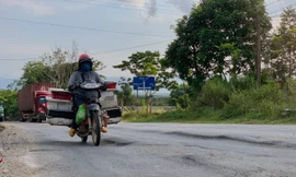 Đường xuống cấp, 'sống trâu' trải dài trên quốc lộ 15