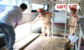 Phát hiện lượng lớn gỗ phủ chăn trên xe khách