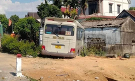 Xe khách mất lái tông vào cột điện, một người tử vong