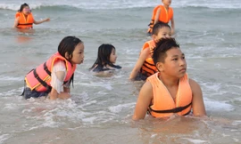 Biển Hà Tĩnh đông kín người dịp nghỉ lễ