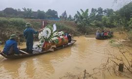 Xót xa hình ảnh đoàn thuyền vượt lũ chở thi hài nam sinh đi an táng