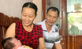 Mất 2 người con trai, vợ chồng hạnh phúc nhận nuôi bé gái bị bỏ rơi trước cổng nhà