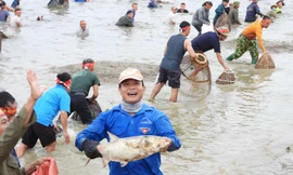 Hàng trăm người tham gia lễ hội đánh bắt cá truyền thống gần 100 năm ở Hà Tĩnh