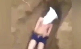Kinh hoàng clip nam thanh niên bị nhóm người tra tấn, vùi đất chôn sống