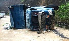 Xe chở vật liệu lật giữa đường, tài xế tử vong tại chỗ