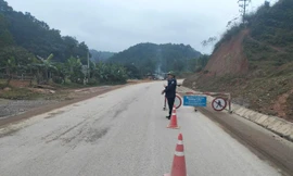 Sạt lở đường lên cửa khẩu Cầu Treo, giao thông tê liệt