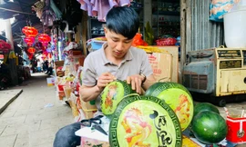 Dưa hấu tỉa thành hình rồng vàng, giá cao vẫn đắt khách