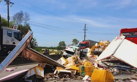 Xe tải tông liên hoàn 3 ô tô, 1 xe bị hất 'bay' lên dải phân cách, hàng hóa đổ tràn xuống đường