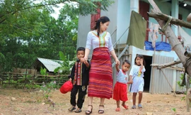 Giáo viên vào tận bản đón từng em đi khai giảng