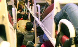 Xe khách Kim Chi nhồi khách hai bên đường luồng. Ảnh: Nguyễn Huy