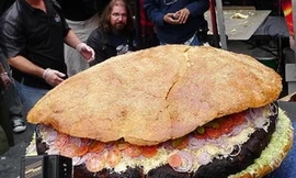 Lập kỷ lục với bánh hamburger nặng gần một tấn