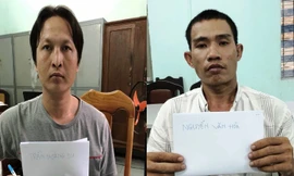 Du (trái) và Hòa tại công an