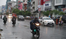 Sáng nay, TPHCM có mưa kèm theo gió do ảnh hưởng bão Tembin