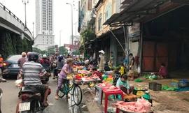 Chợ 'cóc' tái chiếm vỉa hè ở quận trung tâm Sài Gòn