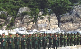 Vượt trùng khơi ra thăm đảo Mắt