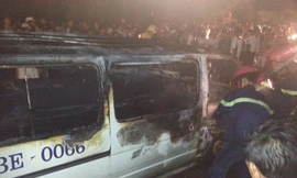 Xe biển xanh nghi chở gỗ lậu bốc cháy trong đêm