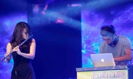 Thí sinh nữ Got Talent vừa thổi sáo vừa chơi beatbox