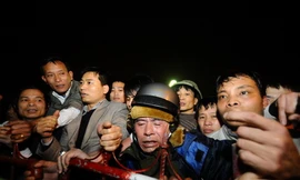 Đền Trần ngộp thở đêm khai Ấn