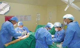 Người phụ nữ bị máy cày cán ngang người thoát chết hy hữu