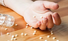 Giải tỏa áp lực bằng thuốc an thần, nữ sinh suýt mất mạng