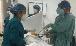 Tưởng đau bụng thông thường, cụ bà tự điều trị, không ngờ suýt gặp nguy vì khối u ruột lớn