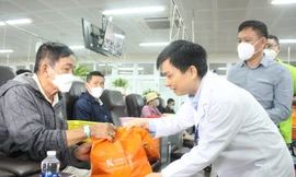 Mang Tết sớm xoa dịu nỗi đau cho người bệnh