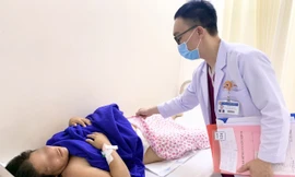 Thai nhi chui ra... ổ bụng khiến hai mẹ con nguy kịch