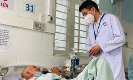 Thử cảm giác lạ, cụ ông bị quả bí đao kẹt trong hậu môn